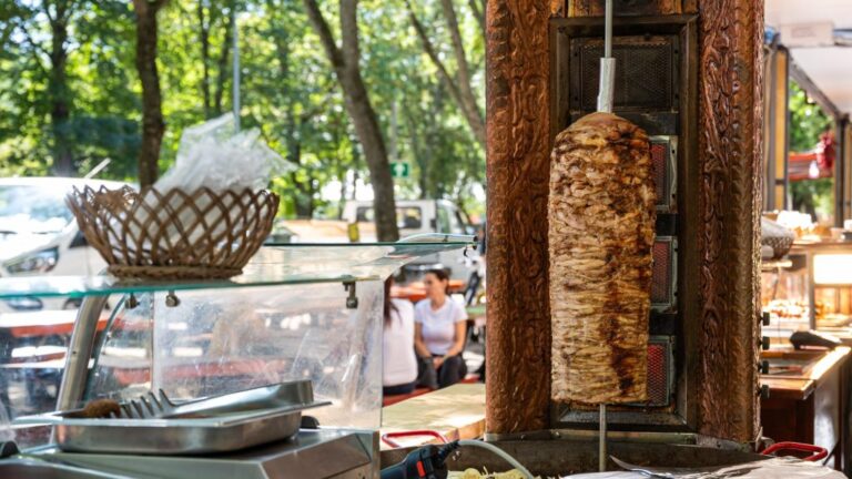 Csikkek a padlón, penészes hús a falon – gyrosüzemeket kapcsolt le a Nébih