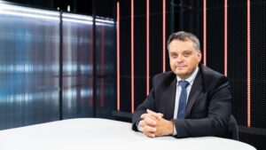 444: Latorcai Csaba arról levelezett helyettes államtitkárával, hogy főispáni értekezleten tárgyalnak majd egy be nem válogatott tiszás jelöltről