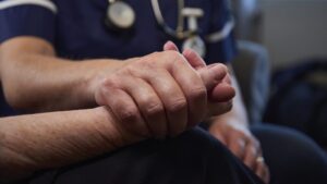 „Négyen nézik, ahogy az ötödik a végét járja” – interjú egy kórházi segédápolóval