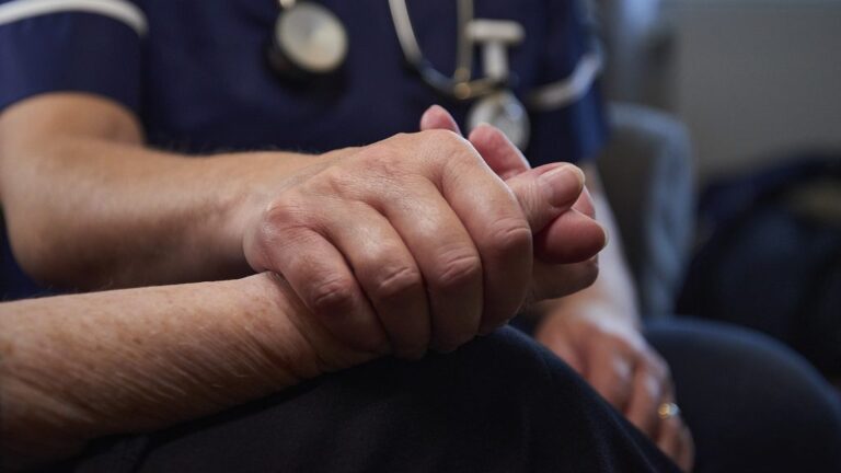 „Négyen nézik, ahogy az ötödik a végét járja” – interjú egy kórházi segédápolóval