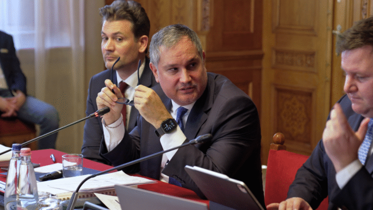 „Mi az? Minimálnyugdíj? Nem tudom a szót” – meghallgatta Nagy Mártont a gazdasági bizottság