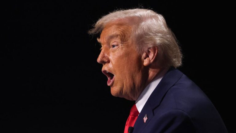 Több mint 30 országra terjeszti ki a beutazási tilalmat a Trump-kormány