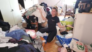 Depresszió, demencia, 4500 liter vizelet – hogy lesz valakiből extrém takarító, és miért közvetíti ezt a YouTube-on?