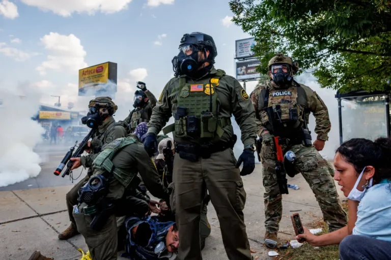 Az erőszak liturgiája, amit a kiprovokált ellenállás, majd az erre adott megtorlás követ