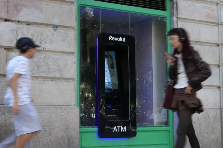 Megrettentek a bankok a magyar Revoluttól, egy sor díj elengedésével és kedvezményes devizaváltással vennék fel a versenyt