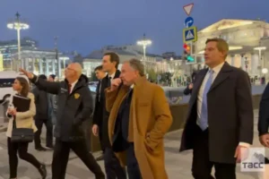 Trump barátja és veje gyalog ment a Kremlbe az ukrajnai békéről tárgyalni, Putyin hosszan várakoztatta őket