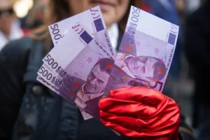 A nagy politikai túlélő, aki korrupcióellenes harcot ígért, és most korrupciós ügyek miatt fogy körülötte a levegő