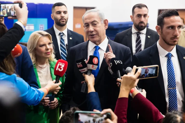 Netanjahu úgy kér kegyelmet az árkok betemetésére hivatkozva, hogy az új médiatörvénnyel mélyítené azokat