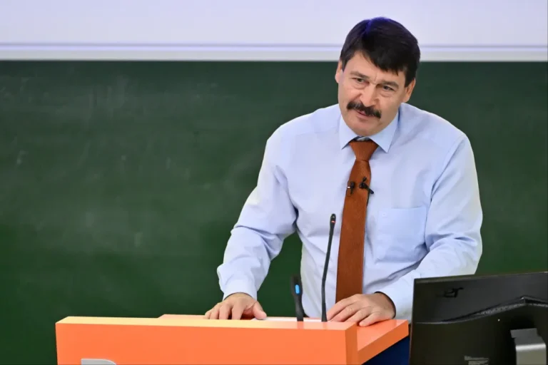 Áder Jánost nem lecserélték, hanem átrakták egy még nagyobbra tervezett DPK-gyűlésre