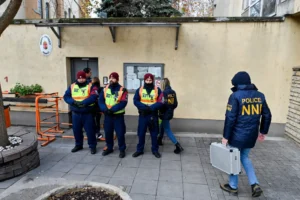 Kiszálltak az NNI nyomozói a Szőlő utcai javítóintézethez, a TEK Mercedesei is ott vannak, és egy drón is repkedett fel-le