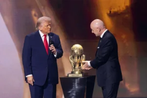 Panaszt tettek a FIFA-elnökre, mert megszegte a szervezet alapszabályát a politikai semlegességről