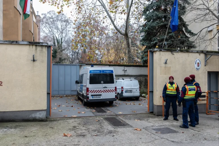 Bébiszitterek lesznek a rendőrök a javítóintézetekben, csak hogy ne a gyerekvédelem kínzó kérdéseiről legyen szó