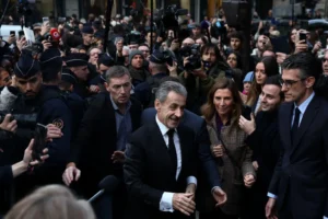 Élete legkeményebb ágyán aludt, Az oroszlánkirályra ébredt, és joghurthoz menekült Sarkozy a börtönben
