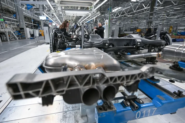 Mégsem tiltják be teljesen az új benzines autók forgalmazását az EU-ban