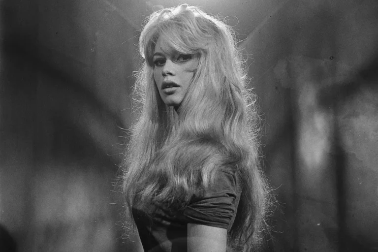 A szépségét és fiatalságát a férfiaknak adta, de a szeretetét az állatoknak