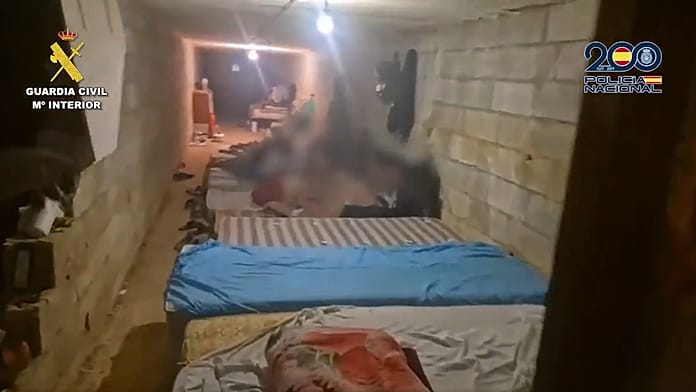 A rendőrség több mint 300, "embertelen" körülmények közé, "rabszolgasorba taszított" munkást szabadított ki Spanyolországban