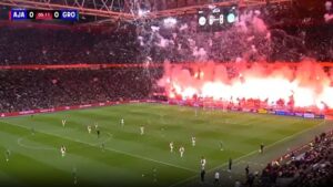 Tűzijáték miatt félbeszakadt az Ajax-meccs Amszterdamban