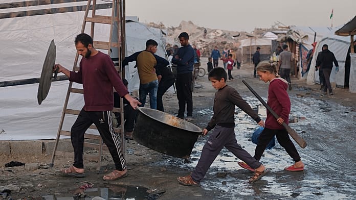 Végre eljutnak a segélyszállítmányok Gázába, de a palesztinok szerint alig van bennük valami