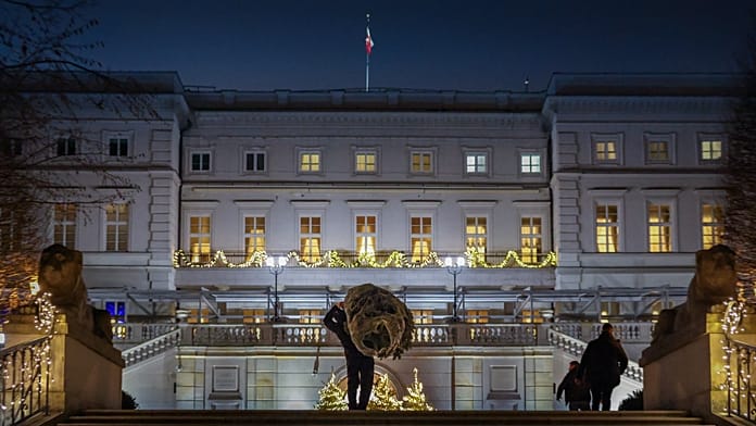 "A karácsonyfa nem hozza magát" – lengyel politikusok erősítik imázsukat