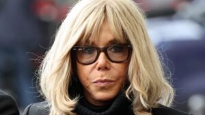 Brigitte Macron félig-meddig bocsánatot kért, miután "hülye pics*knak" nevezte a nőket érő erőszak ellen tüntetőket