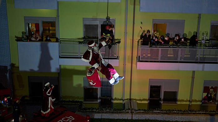 A Mikulásnak és koboldnak öltözött görög tűzoltók daruról osztogattak ajándékot a beteg gyerekeknek