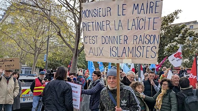 A betlehemnek nincs helye a Városházán – rendszeres bírságokkal dacol a francia polgármester