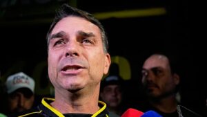 Bolsonaro legidősebb fia apja támogatásával indulna 2026-ban a brazil elnökségért