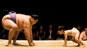 Kínát megfenyegette, de vajon bemerészkedik-e a szumósok közé Japán harcias, első női kormányfője?