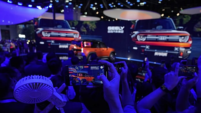 Kína elárasztja a világot azokkal a benzines autókkal, amiket odahaza nem tud eladni