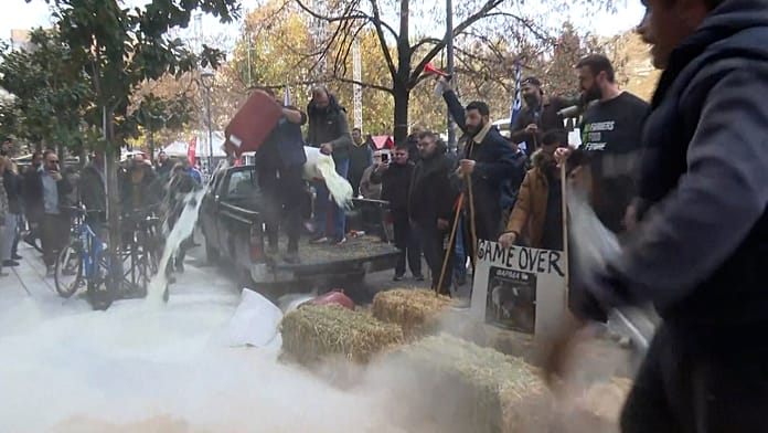 Görög gazdák fokozzák az országos útlezárásokat