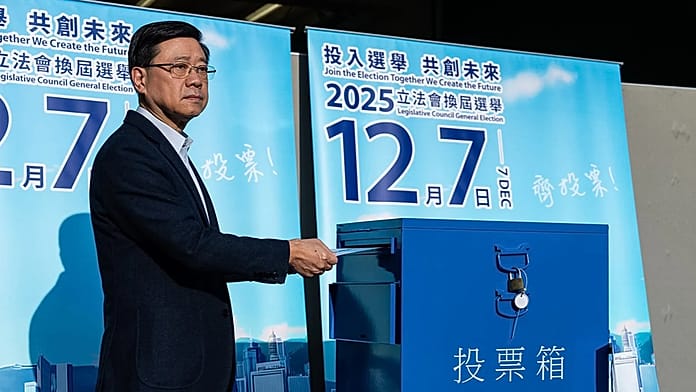 A párt figyelő szeme előtt és a halálos épülettűz árnyékában tartottak választást Hongkongban