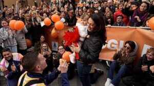 Az olasz úszó, Damiano Lestingi, megkéri párja kezét az Olimpiai Láng rendezvényén