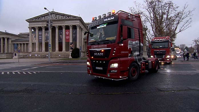 A fuvarozók érdekeiért és az útdíjemelések ellen tüntettek a kamionosok Budapesten