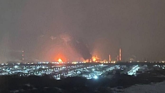 Orosz olajfinomítót, robbanószergyárat és kikötőt támadtak drónokkal az ukránok