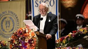 “Nem tűnik úgy, hogy minden remény elveszett” – Krasznahorkai László átvette az irodalmi Nobel-díjat