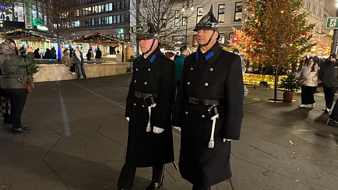 Idén civil ruhás rendőrök is vadásznak a zsebtolvajokra a budapesti karácsonyi vásárokon