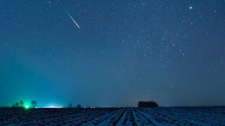 Hatalmas karácsonyi dísz jelenik meg az égen