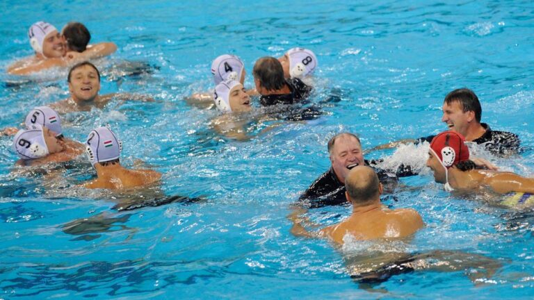 Varga Dénes sört adott Kemény Dénesnek Pekingben, Hosnyánszkyék csúnya tetoválása