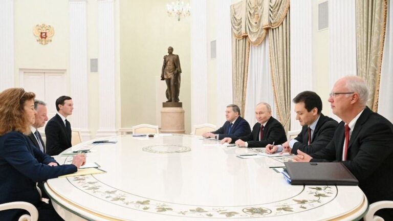 Moszkvába érkezett Trump küldöttsége, Putyin figyelmeztette Európát + videó