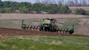 Totális megtévesztés a baloldali sajtó részéről: a valóság az, hogy nem vehetnek tőkealapok termőföldet!