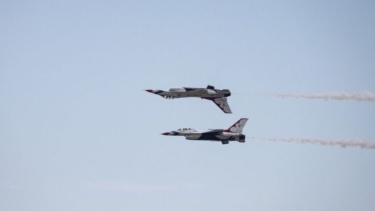 Megfigyelő-repülőgépek szállnak fel – Washington készen áll