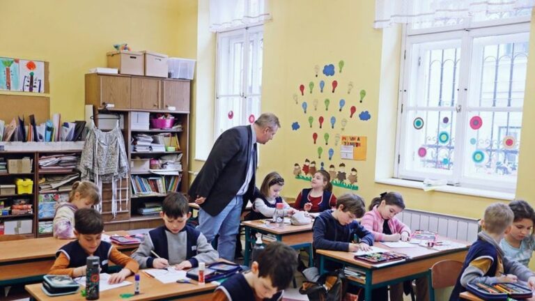 Tovább emelkedik a pedagógusok bére