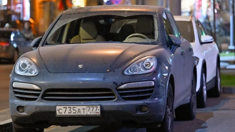 Ez elképesztő! Leálltak Oroszországban a Porschék