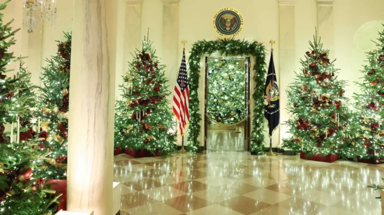 Trump feleségének köszönhetően grandiózus karácsonyi díszítést kapott a Fehér Ház