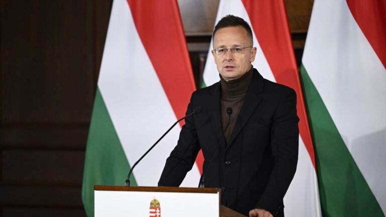 Szijjártó Péter figyelmeztet: a nyugat-európai politikusok háborúra készülnek