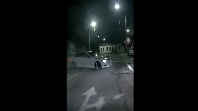 Házfalba csapódott egy tapolcai driftelő BMW-s