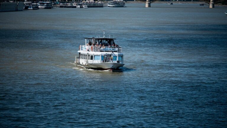 Hídnak ütközött egy 137 utast szállító hajó a Majna-Duna-csatornán