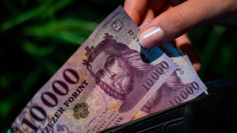 Kicsattanó formában a forint