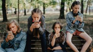 Be lehet-e tiltani idehaza is a 16 éven aluliak közösségimédia-használatát?