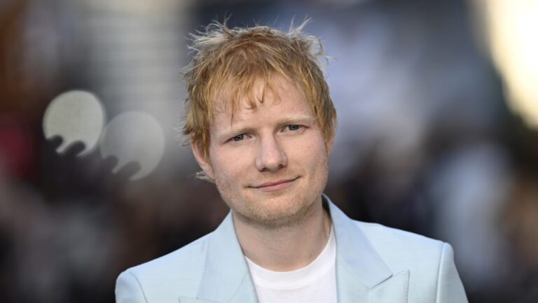 „Sörvedelő, kebabot zabáló dohányos voltam” – Ed Sheeran kigyúrta magát, kockás hassal került címlapra